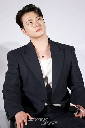 【フォト】『全知的な読者の視点から』制作発表会、みんなでハートのポーズ