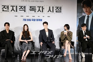 【フォト】『全知的な読者の視点から』制作発表会、みんなでハートのポーズ