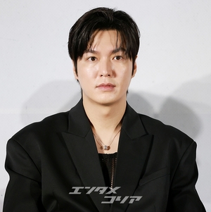 【フォト】『全知的な読者の視点から』制作発表会、みんなでハートのポーズ