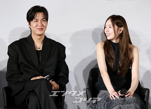 【フォト】『全知的な読者の視点から』制作発表会、みんなでハートのポーズ