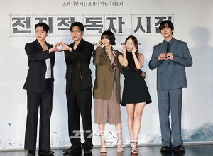 【フォト】『全知的な読者の視点から』制作発表会、みんなでハートのポーズ