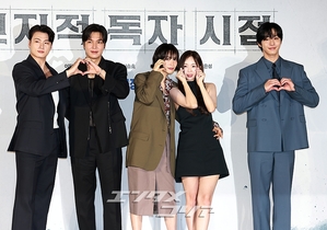 【フォト】『全知的な読者の視点から』制作発表会、みんなでハートのポーズ