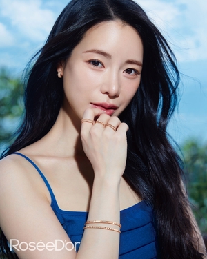 【フォト】夏らしい雰囲気のイム・ジヨン、まさにさわやかな青の女神