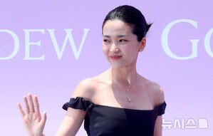 【フォト】黒をまとったキム・テリ、宝石より輝く瞬間