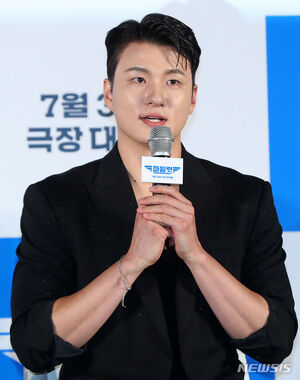 徴兵：シン・スンホ、兵役免除に　「膝前十字靱帯断裂で手術」