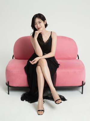 夫が保釈、囚人の世話を終えたソン・ユリが明るい笑顔