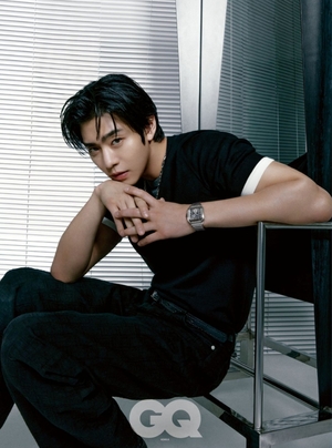 【フォト】アン・ヒョソプ、高級時計より際立つ顔…「GQ」の表紙を飾る