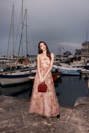 【フォト】イ・ソンギョン、MAX MARAのショーに出席…上品なデミュアコーデ