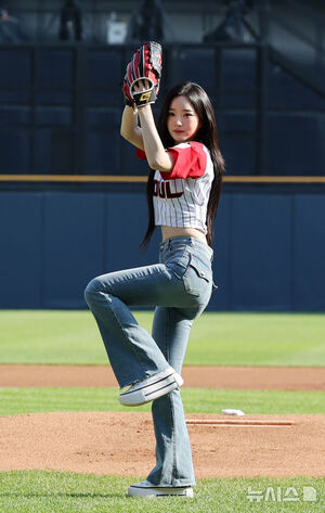 【フォト】tripleSキム・ユヨンが始球式＝韓国プロ野球