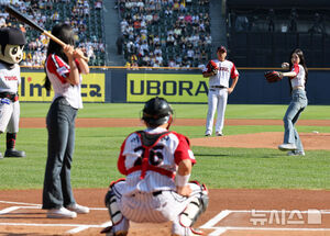 【フォト】tripleSキム・ユヨンが始球式＝韓国プロ野球