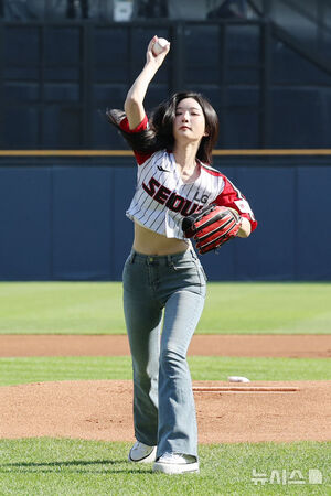 【フォト】tripleSキム・ユヨンが始球式＝韓国プロ野球