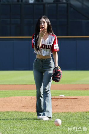 【フォト】tripleSキム・ユヨンが始球式＝韓国プロ野球