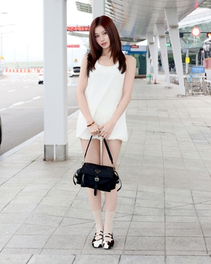【フォト】TWICEサナ　ホワイト超ミニワンピから伸びる美脚