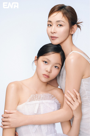 【フォト】すごくキレイ…SHIHO ＆紗蘭さん　ドレス姿で親子グラビア