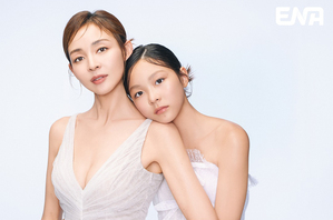 【フォト】すごくキレイ…SHIHO ＆紗蘭さん　ドレス姿で親子グラビア