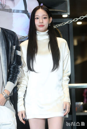 【フォト】「新世界会長の娘」アニーがアイドルデビュー…シック＆セクシーで別格の雰囲気