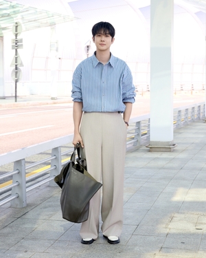 【フォト】AMIのアンバサダーを務めるチェ・ウシク、フレンチムードのフライトコーデ