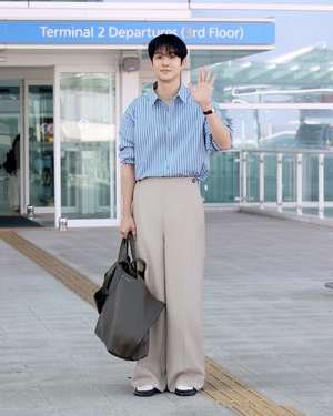 【フォト】AMIのアンバサダーを務めるチェ・ウシク、フレンチムードのフライトコーデ