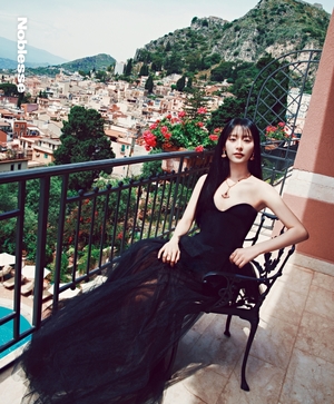 【フォト】キム・ジウォン、シチリアで魅惑的な姿披露…人並みならぬオーラ