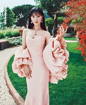 【フォト】キム・ジウォン、シチリアで魅惑的な姿披露…人並みならぬオーラ