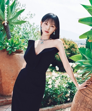 【フォト】キム・ジウォン、シチリアで魅惑的な姿披露…人並みならぬオーラ