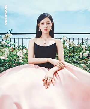 【フォト】キム・ジウォン、シチリアで魅惑的な姿披露…人並みならぬオーラ