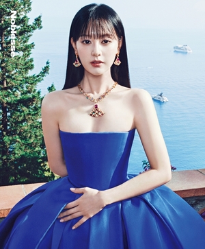 【フォト】キム・ジウォン、シチリアで魅惑的な姿披露…人並みならぬオーラ