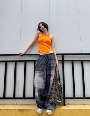 ナナのノーブラ外出にドキッ…すっきりスレンダー×堂々アティテュード