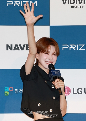 【フォト】「美しい女性お笑いタレント」チャン・ドヨン登場