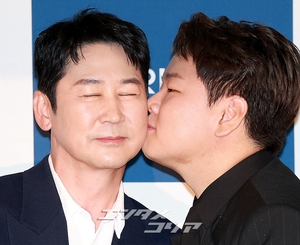 【フォト】クァク・ジュンビン、シン・ドンヨプのほっぺにキス