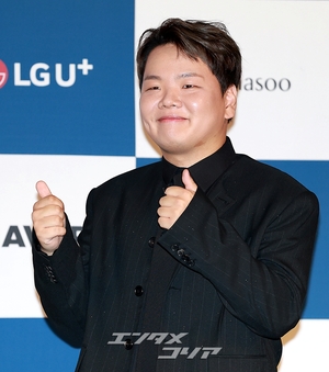 【フォト】クァク・ジュンビン、シン・ドンヨプのほっぺにキス