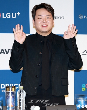 【フォト】クァク・ジュンビン、シン・ドンヨプのほっぺにキス