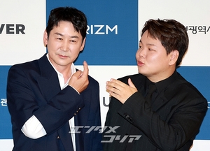 【フォト】クァク・ジュンビン、シン・ドンヨプのほっぺにキス