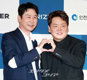 【フォト】クァク・ジュンビン、シン・ドンヨプのほっぺにキス