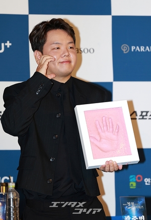 【フォト】クァク・ジュンビン、シン・ドンヨプのほっぺにキス