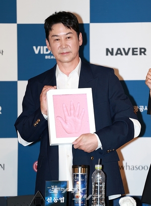 【フォト】クァク・ジュンビン、シン・ドンヨプのほっぺにキス