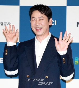 【フォト】クァク・ジュンビン、シン・ドンヨプのほっぺにキス