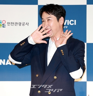 【フォト】クァク・ジュンビン、シン・ドンヨプのほっぺにキス