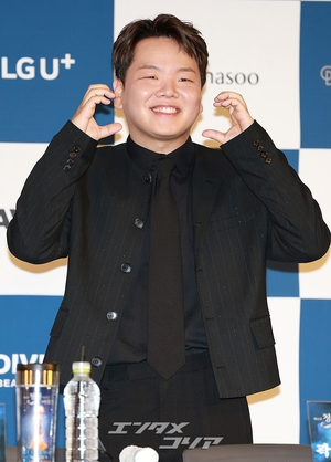 【フォト】クァク・ジュンビン、シン・ドンヨプのほっぺにキス