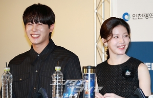 【フォト】『ムービング』で共演のイ・ジョンハ＆コ・ユンジョン、うれしい再会