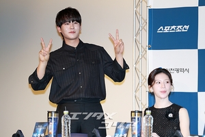 【フォト】『ムービング』で共演のイ・ジョンハ＆コ・ユンジョン、うれしい再会