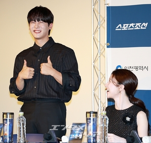 【フォト】『ムービング』で共演のイ・ジョンハ＆コ・ユンジョン、うれしい再会