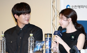 【フォト】『ムービング』で共演のイ・ジョンハ＆コ・ユンジョン、うれしい再会