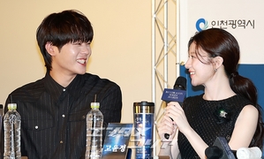 【フォト】『ムービング』で共演のイ・ジョンハ＆コ・ユンジョン、うれしい再会