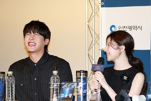 【フォト】『ムービング』で共演のイ・ジョンハ＆コ・ユンジョン、うれしい再会