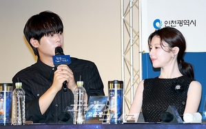 【フォト】『ムービング』で共演のイ・ジョンハ＆コ・ユンジョン、うれしい再会