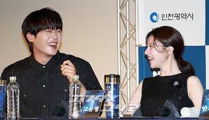 【フォト】『ムービング』で共演のイ・ジョンハ＆コ・ユンジョン、うれしい再会