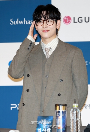 【フォト】イム・シワン、メガネ姿が知的