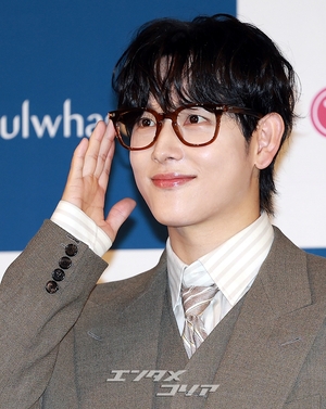 【フォト】イム・シワン、メガネ姿が知的