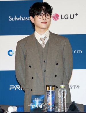 【フォト】イム・シワン、メガネ姿が知的